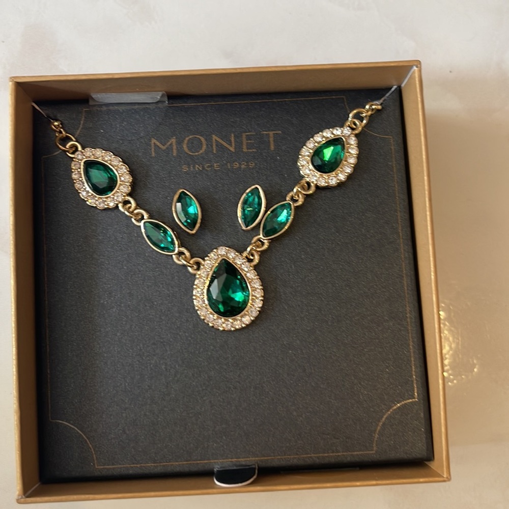 NWT MONET NECKLACE AND EARRING SET